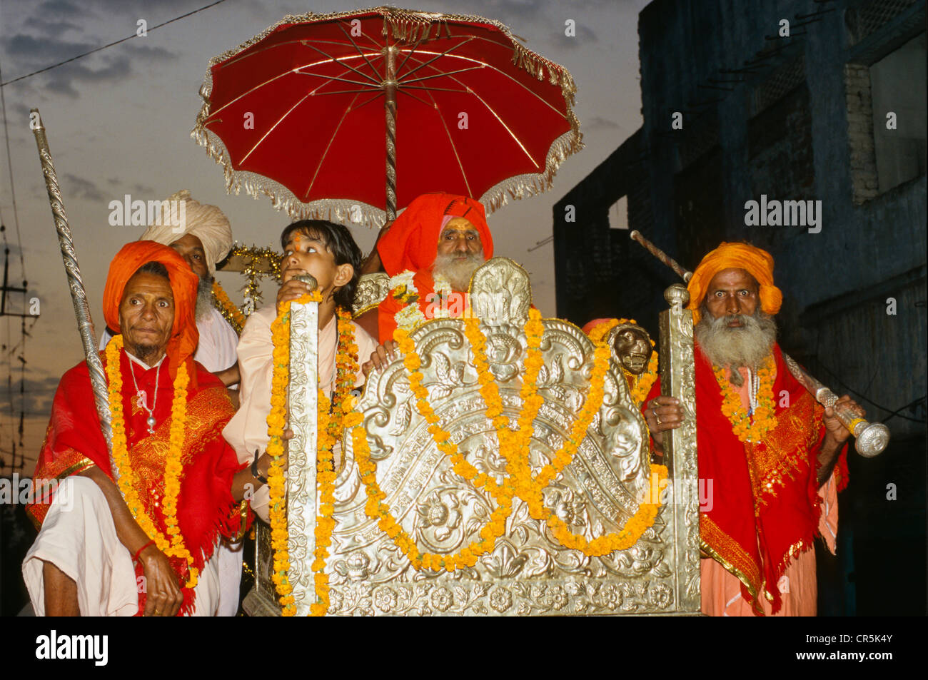 Sadhus aus höheren Ebenen in der Hierarchie führt eine Prozession, Varanasi, Uttar Pradesh, Indien, Asien Stockfoto