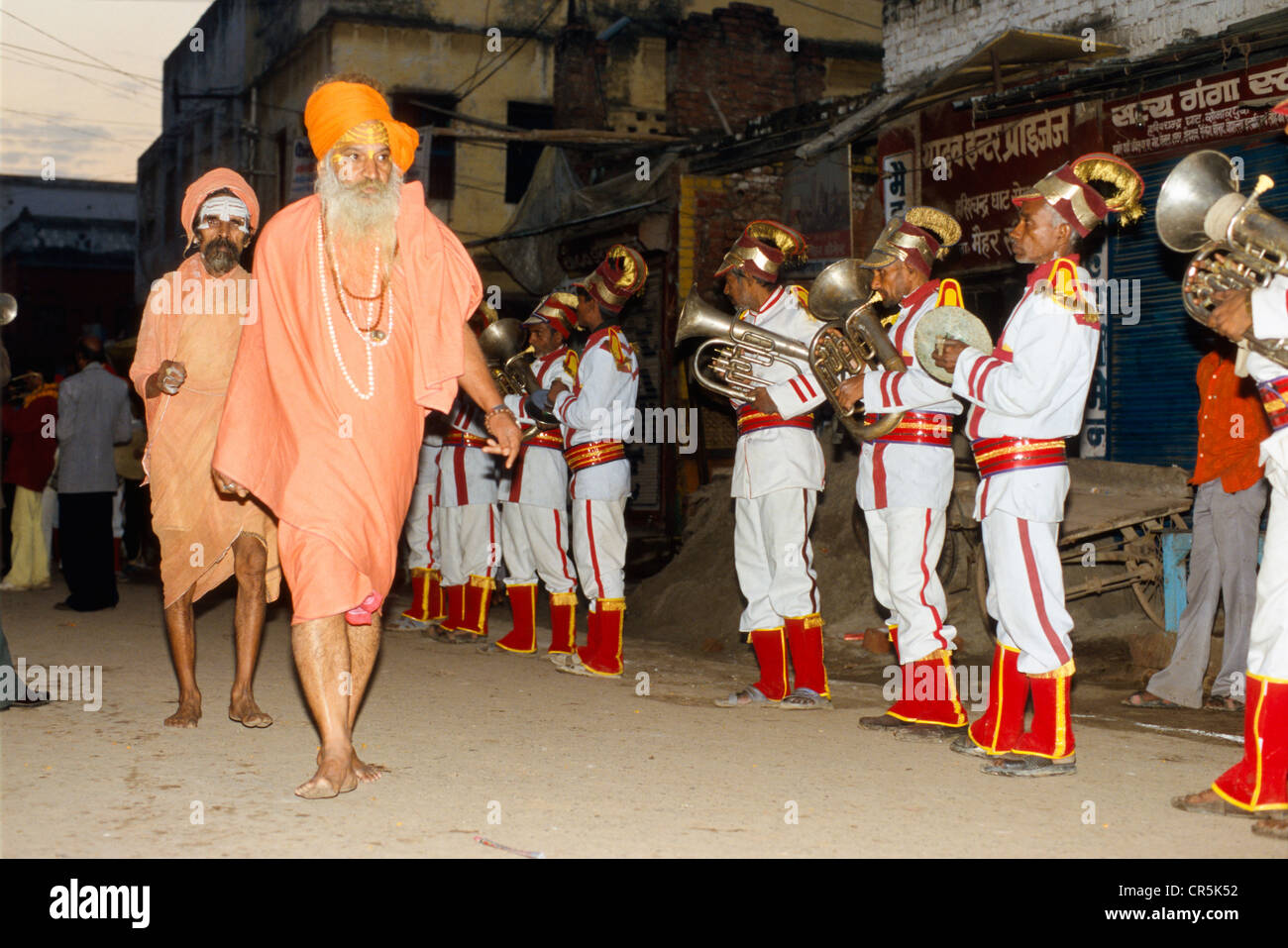 Sadhus aus höheren Ebenen in der Hierarchie führt eine Prozession, Varanasi, Uttar Pradesh, Indien, Asien Stockfoto