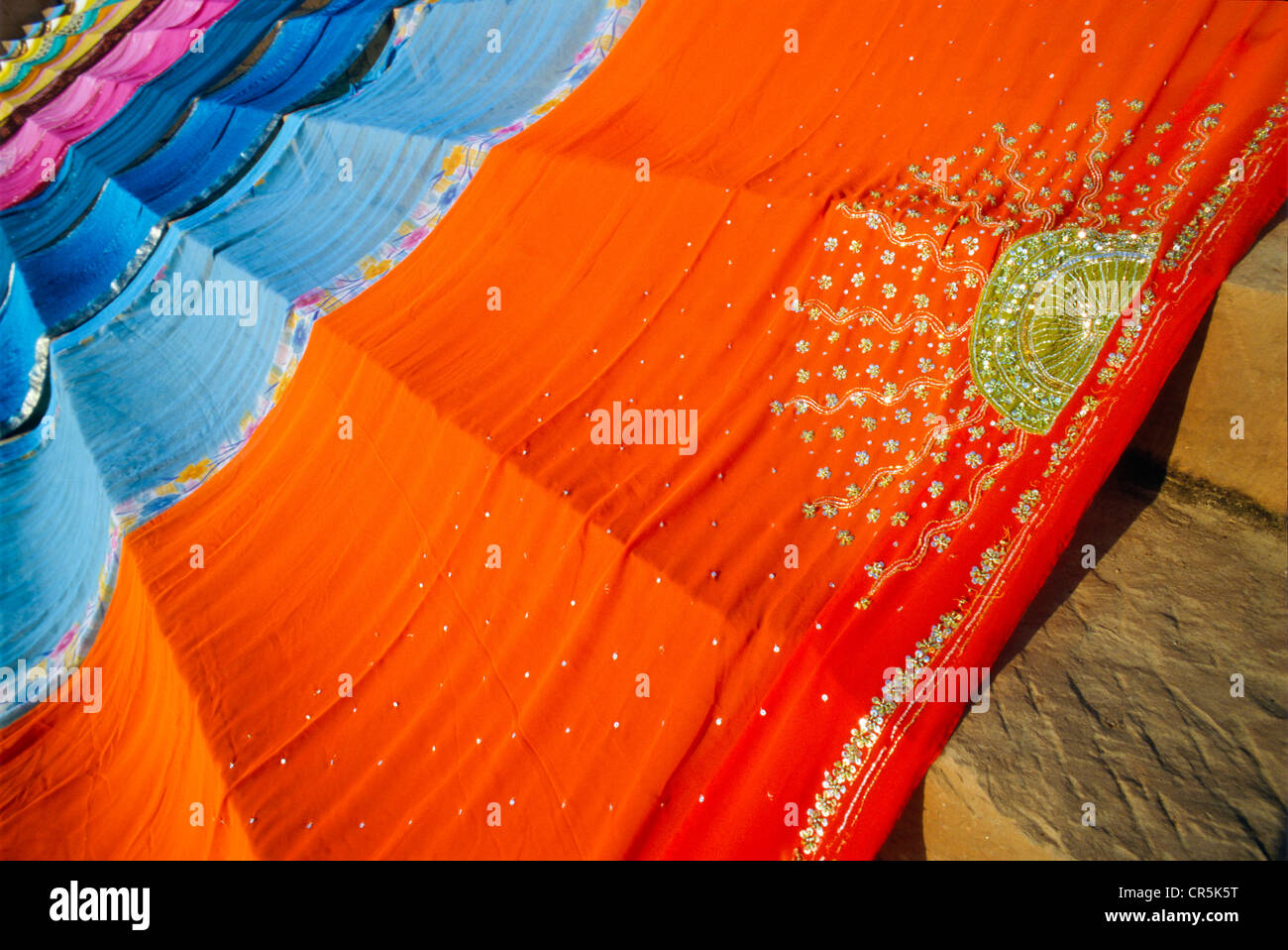 Sari trocknen schnell in die heißen Winde von Varanasi, Uttar Pradesh, Indien, Asien Stockfoto