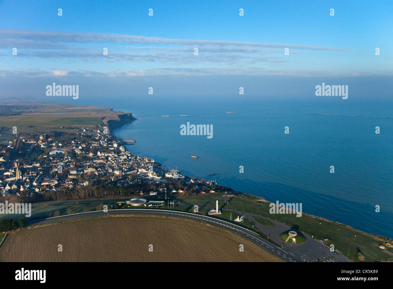 Frankreich, Calvados, Arromanches-Les-Bains, Überreste von Maulbeeren Winston Hafen im Hintergrund (Luftbild) Stockfoto