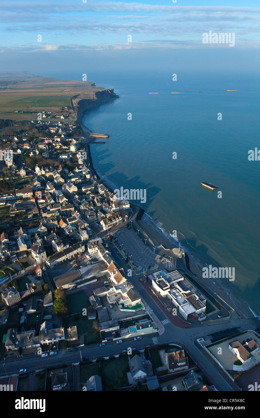Frankreich, Calvados, Arromanches-Les-Bains, Überreste von Maulbeeren Winston Hafen im Hintergrund (Luftbild) Stockfoto