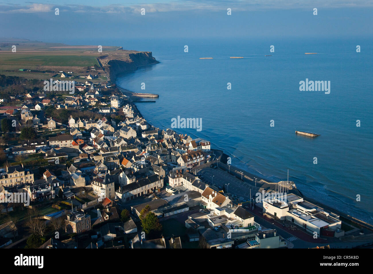 Frankreich, Calvados, Arromanches-Les-Bains, Überreste von Maulbeeren Winston Hafen im Hintergrund (Luftbild) Stockfoto