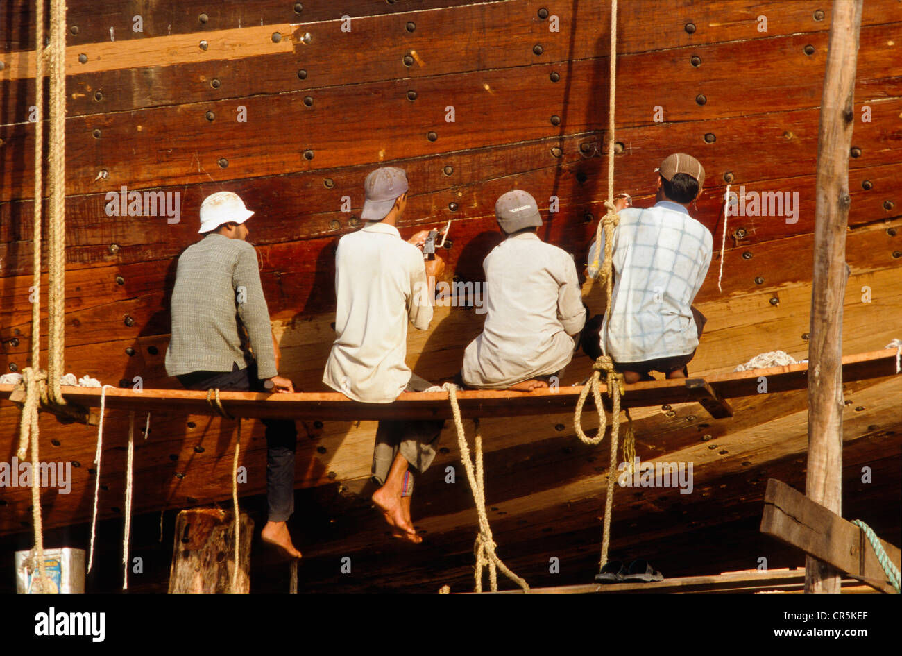 Männer Gebäude einer Dhau, ein großes hölzernes Schiff, das komplett von Hand, Mandvi, Gujarat, Indien, Asien besteht Stockfoto