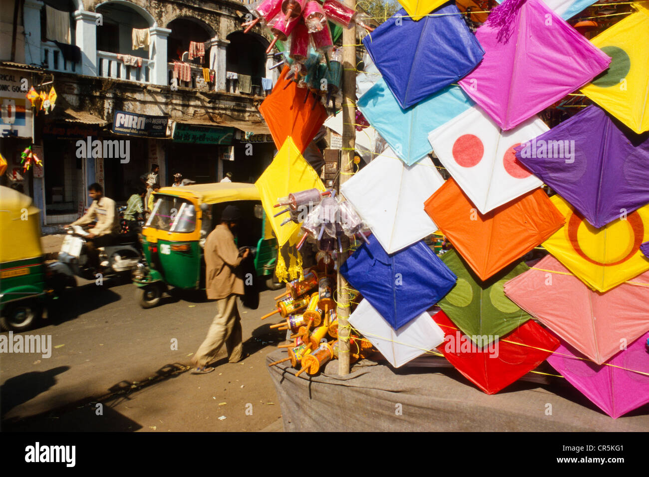 Temporäre Kite Shops für das jährliche Drachenfest in Ahmedabad, Gujarat, Indien, Asien Stockfoto