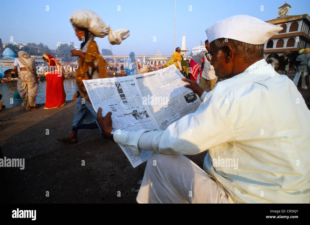 Mann liest Zeitung, Nasik, Maharashtra, Indien, Asien Stockfoto