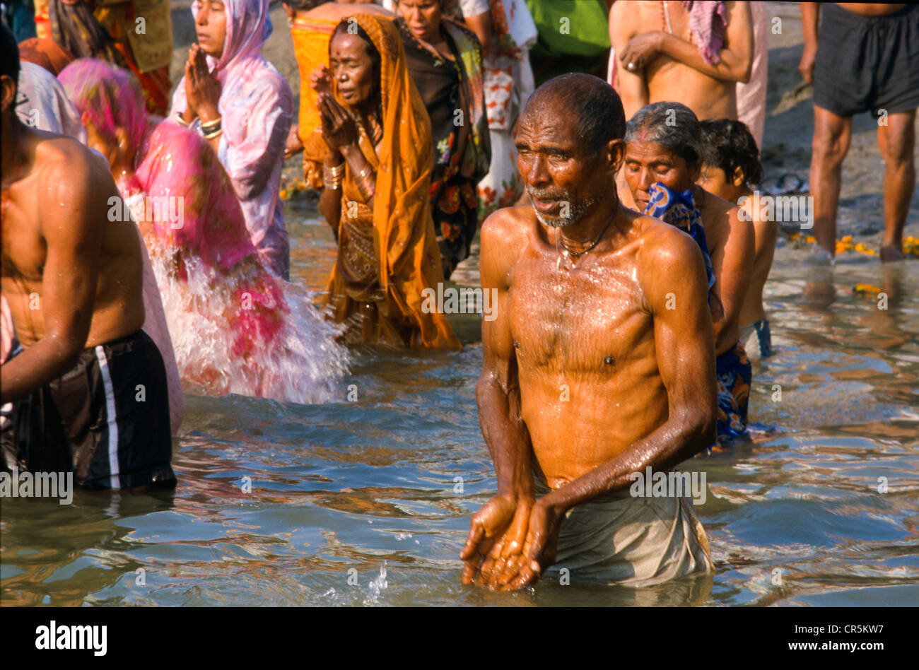 Pilger, die Sünden wegwaschen, dadurch rituelle Waschungen im Wasser des heiligen Ganges, Varanasi, Uttar Pradesh, Indien, Asien Stockfoto