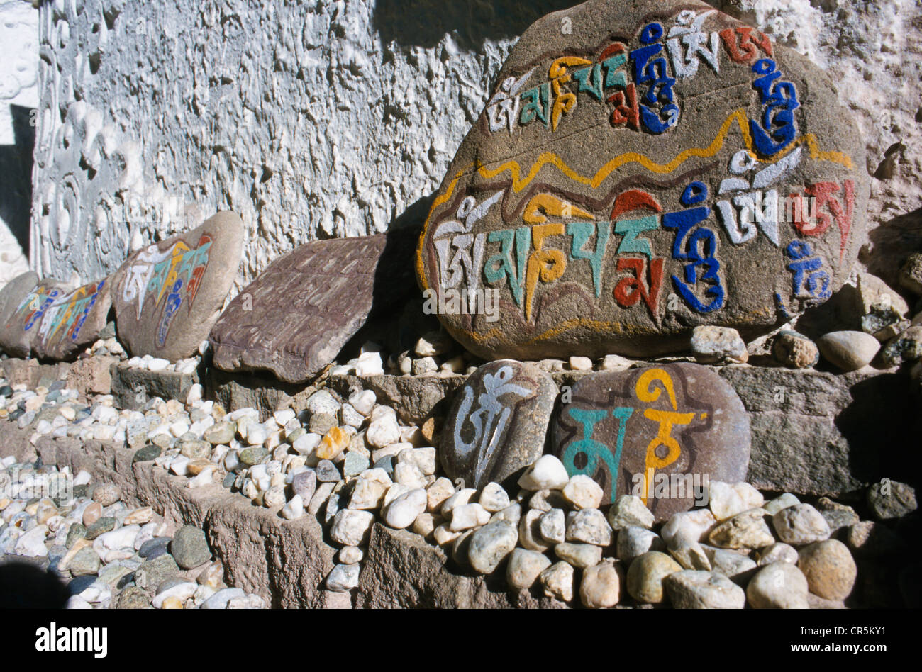 Mani-Steinen mit dem buddhistischen Mantra von Avalokiteshvara, Om Mani Padme Hum, Leh, Jammu und Kaschmir, Indien, Asien Stockfoto