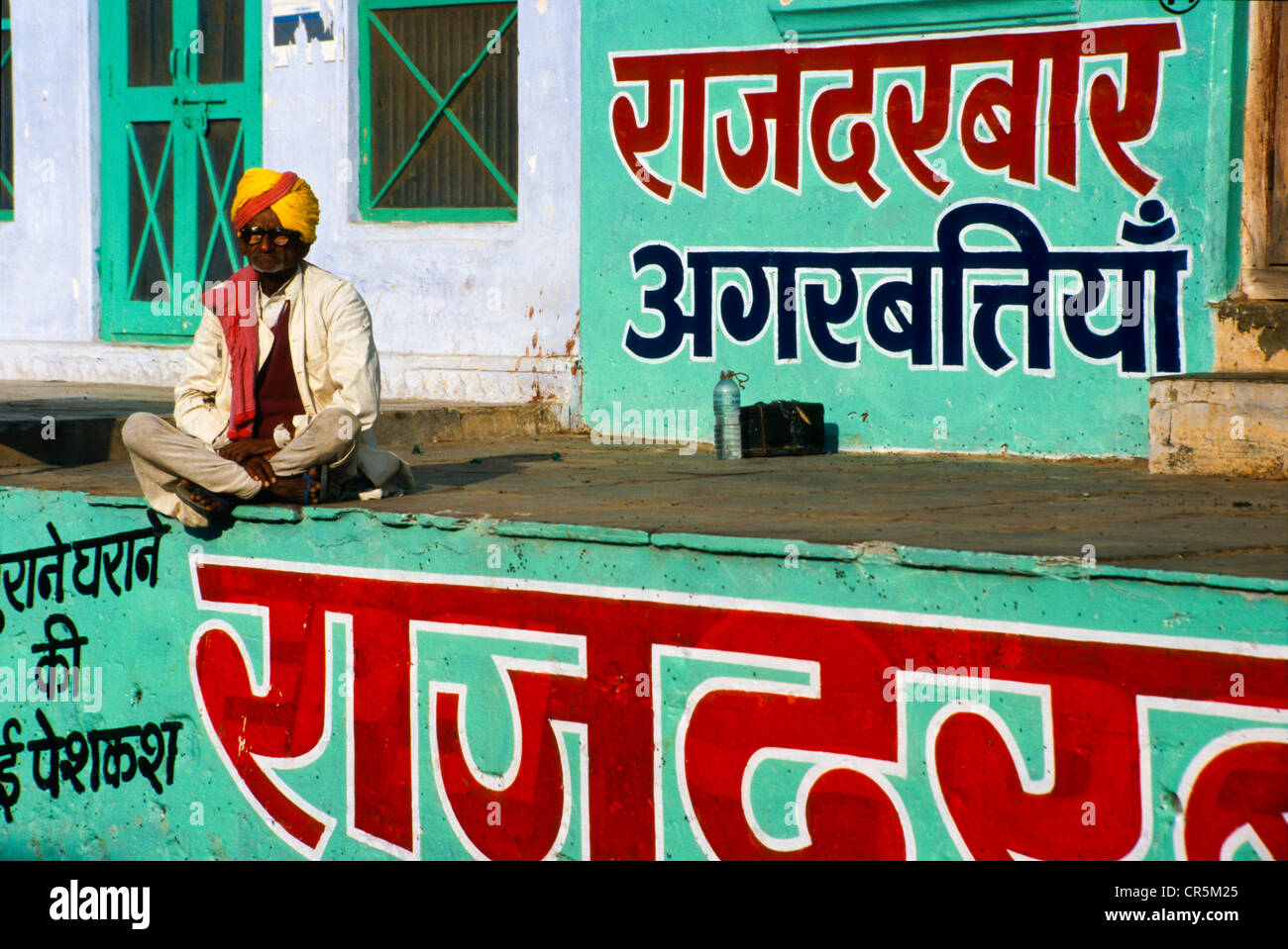 Barbier, bietet seine Fähigkeiten in den Straßen von Pushkar, Rajasthan, Indien, Asien Stockfoto