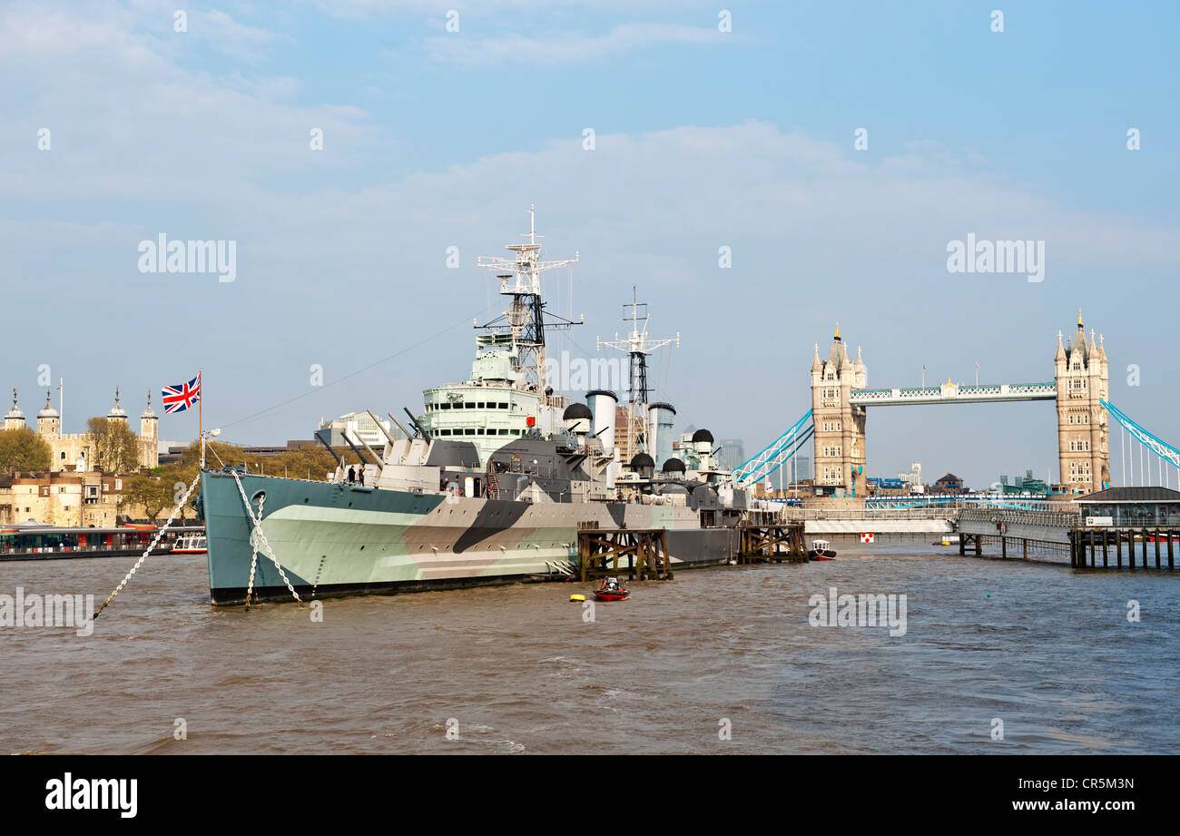 Museumsschiff HMS Belfast gebaut 1938 auf der Themse mit dem Tower of London und Tower Bridge auf Rückseite, London, England Stockfoto