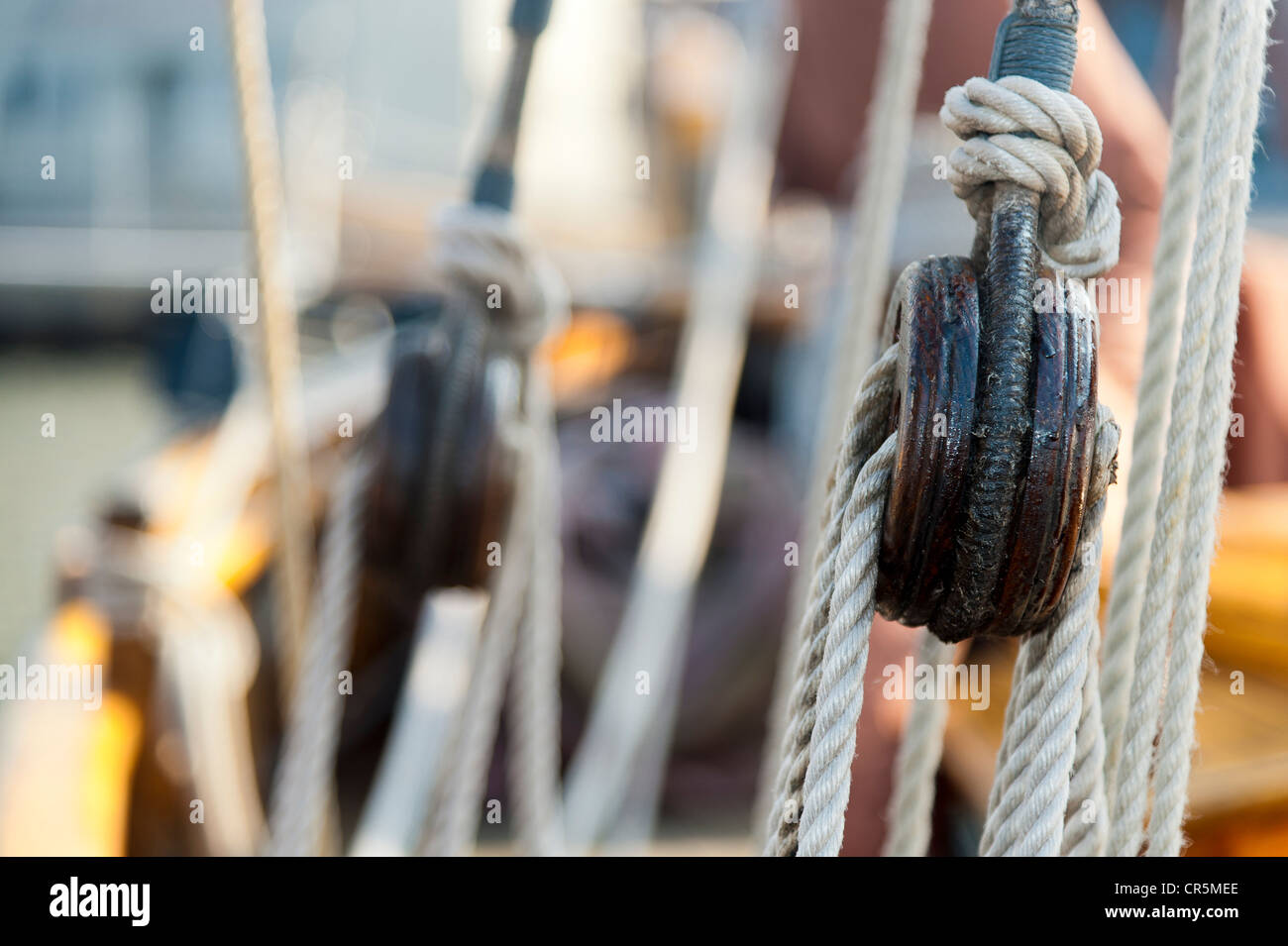 Stehend auf einem Segelschiff rigging Stockfoto