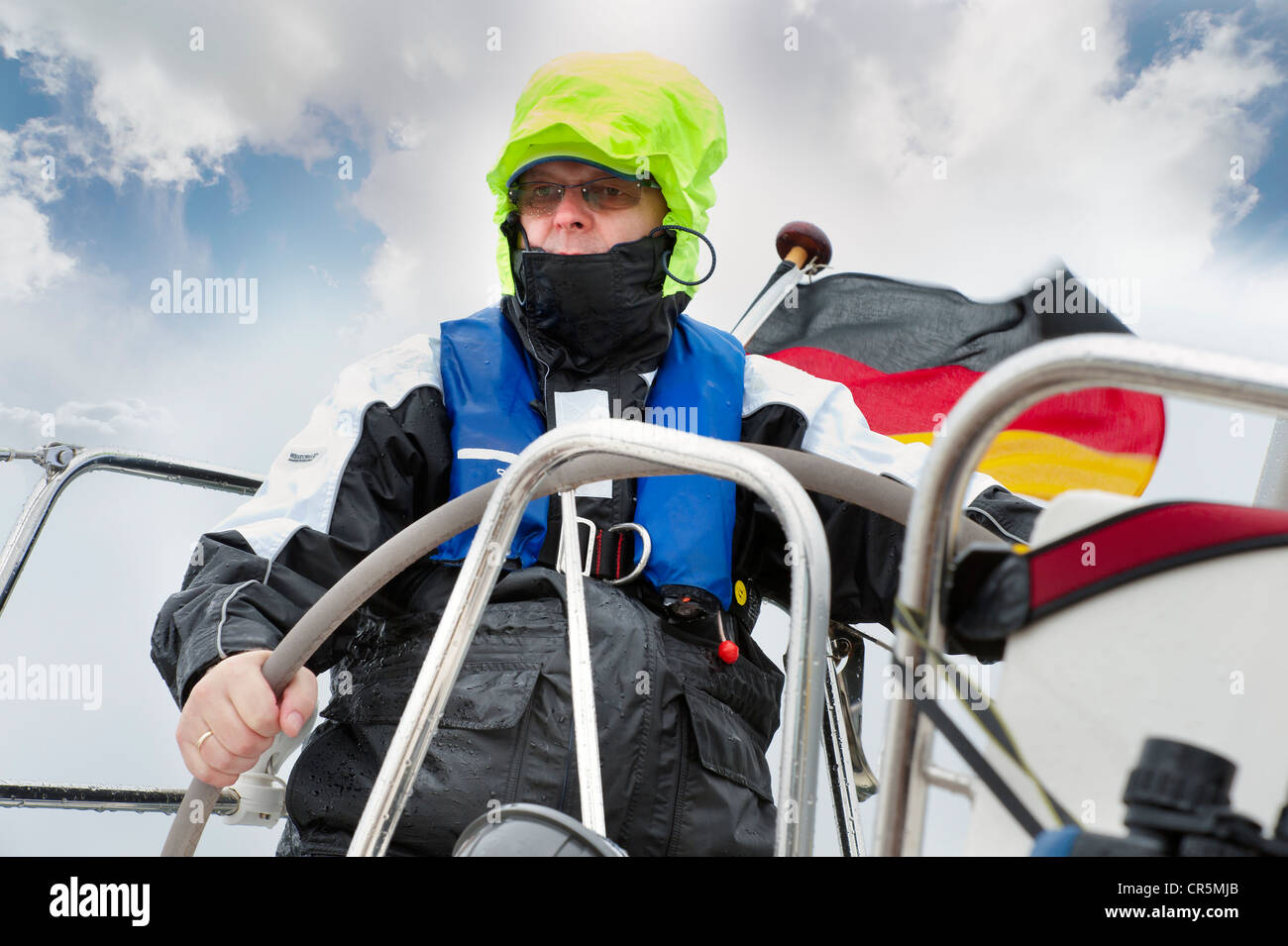 Skipper an der Spitze einer Yacht Stockfotografie Alamy