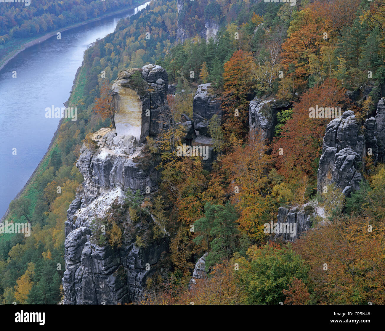 Elbe River und Rock Frakturen am Wartturm Felsenturm, Elbsandsteingebirge, Elbsandsteingebirge Stockfoto