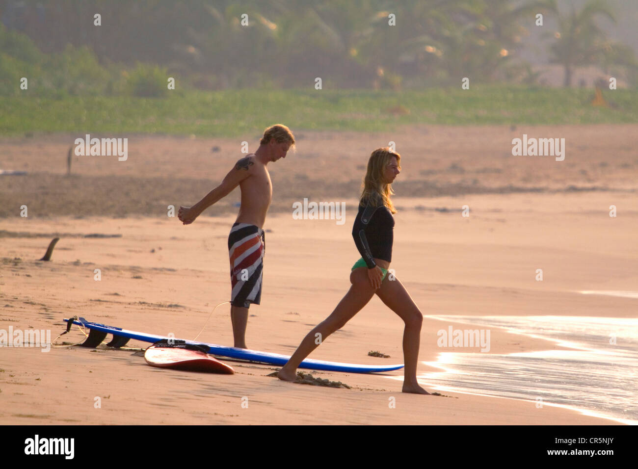 Surfer am Strand in der Pause, bekannt als Kabalana, Ahangama, Southern, Sri Lanka, geschmeidig Stockfoto