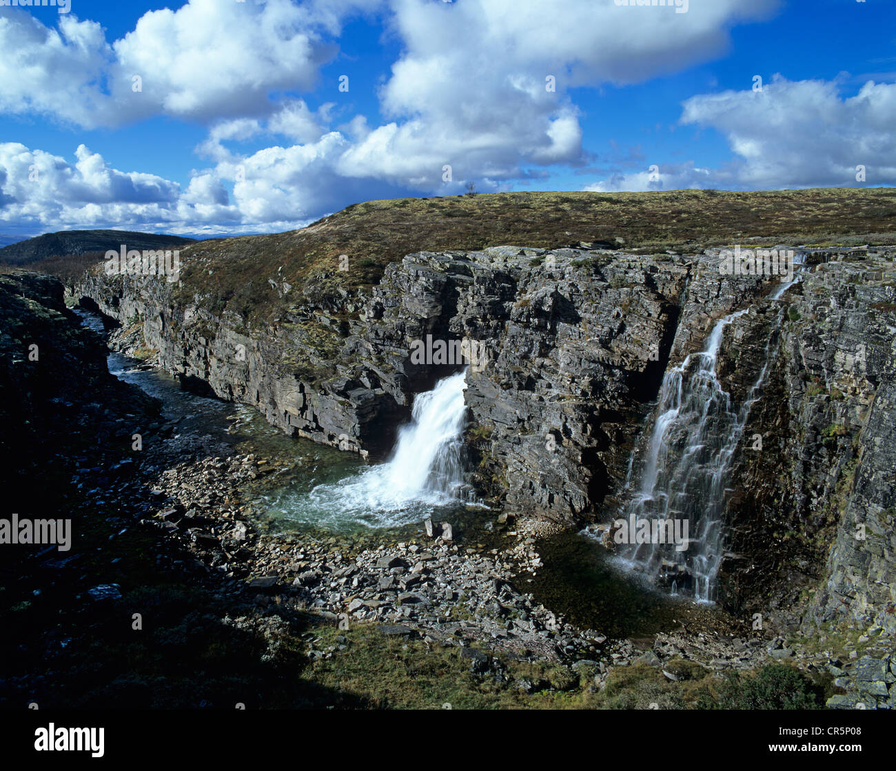 Storulfossen oder Bruresløret, Wasserfälle des Flusses Store Ula mit Regenbogen, in der Nähe von Mysusæter, Mysuseter, Rondane Nationalpark Stockfoto