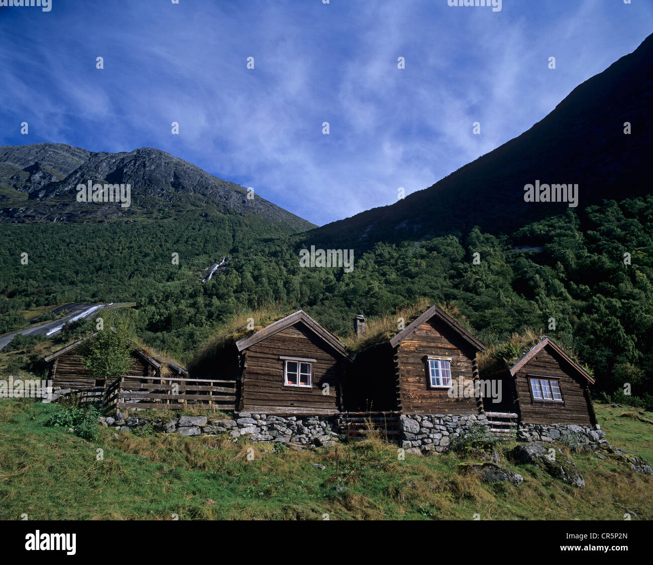 Alten Holzhütten oder Hütten am See Lovatnet in der Nähe von Olden, Sogn Og Fjordane, Norwegen, Skandinavien, Europa Stockfoto