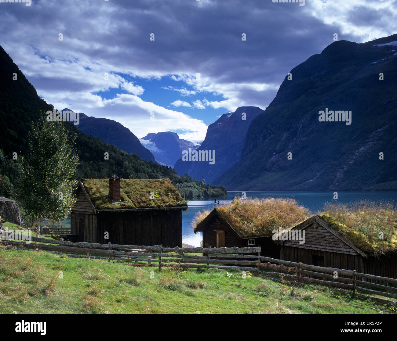 Alten Holzhütten oder Hütten am See Lovatnet in der Nähe von Olden, Sogn Og Fjordane, Norwegen, Skandinavien, Europa Stockfoto