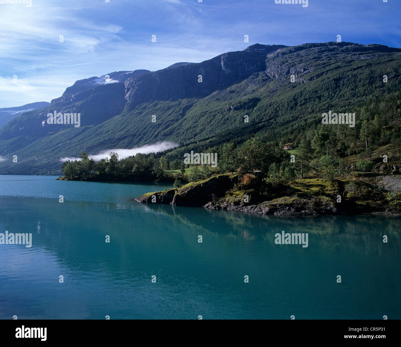 Landschaft am See Lovatnet in der Nähe von Olden, Sogn Og Fjordane, Norwegen, Skandinavien, Europa Stockfoto