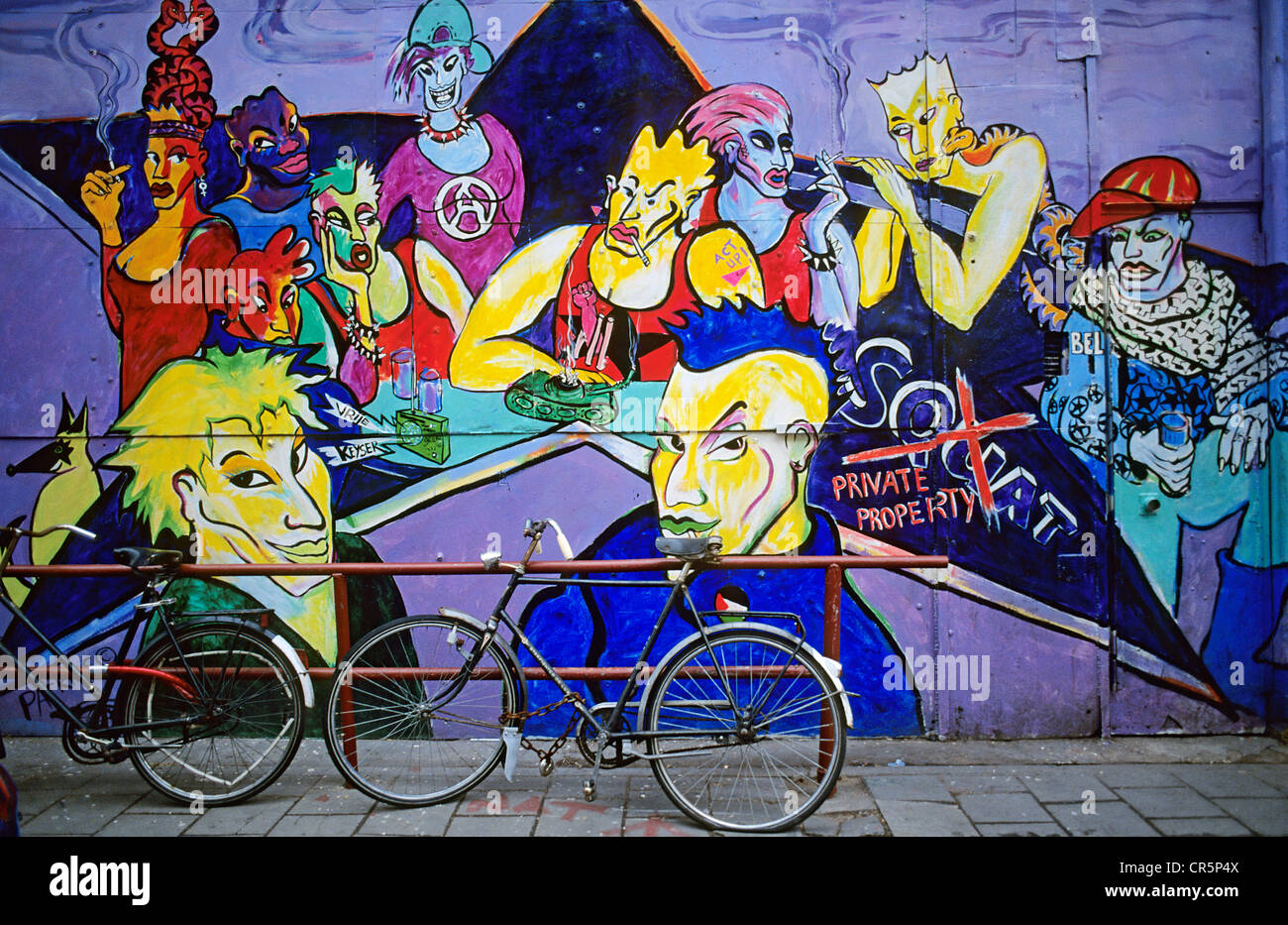 Niederlande, Amsterdam, Wandmalereien und Fahrräder Stockfoto