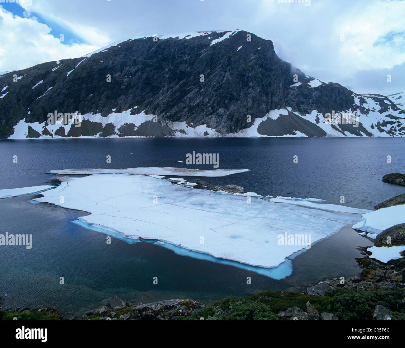 Eis in Langvatnet See in der Nähe von Grotli, Oppland, Norwegen, Skandinavien, Europa Stockfoto