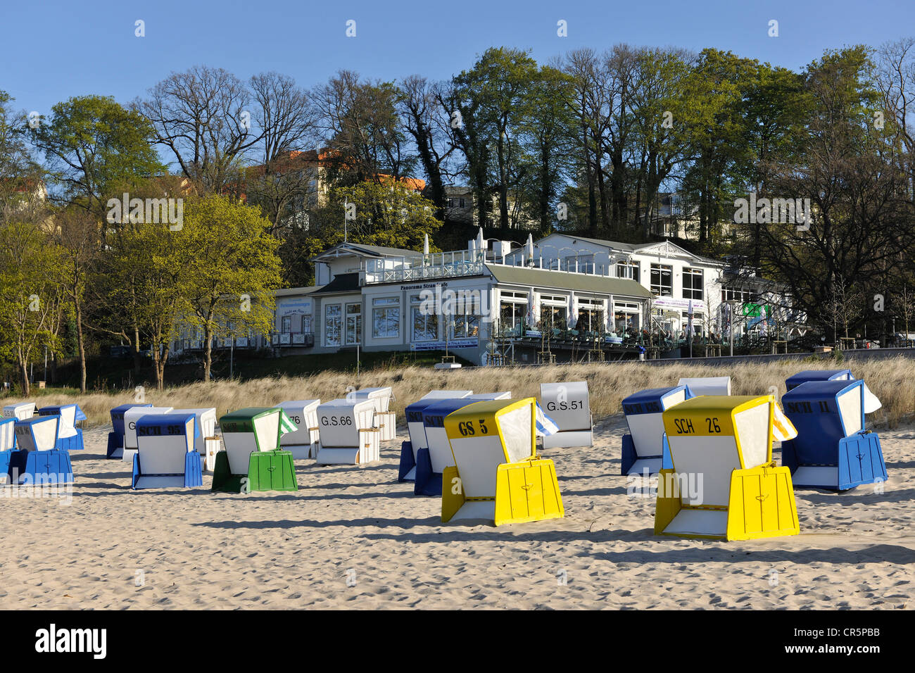 Überdachten Strand Korbsessel an einem Strand in der Nähe von Göhren, mit Blick auf das Panorama Strandcafé, Rügen Stockfoto