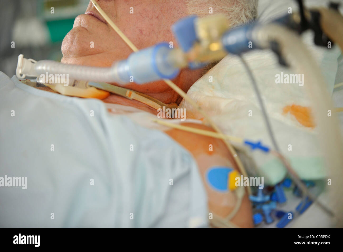 Älterer Mann liegend in einer Intensivstation, ICU, Deutschland, Europa Stockfoto