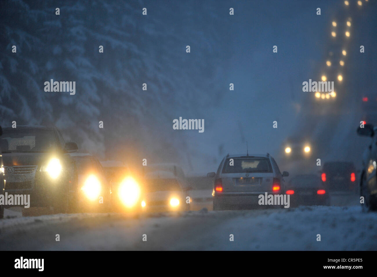 Schneechaos auf der Bundesstraße B4 im Harz in der Nähe von Torfhaus, Niedersachsen, Deutschland, Europa Stockfoto