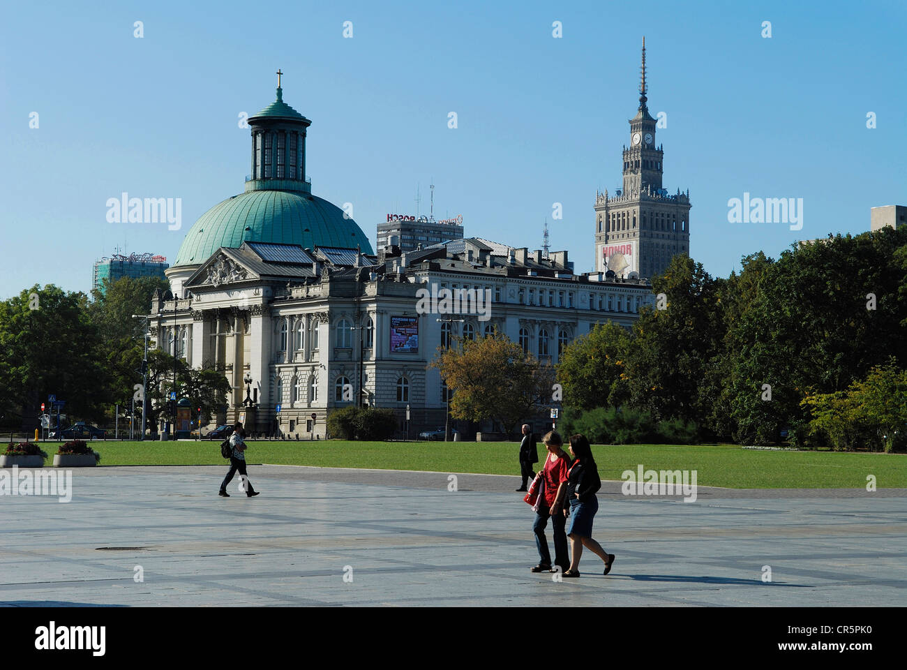 Polen Warschau Heilige Dreifaltigkeit evangelische Kirche des Augsburg Geständnis Zacheta National Art Gallery von Pilsudskiego Square gesehen Stockfoto