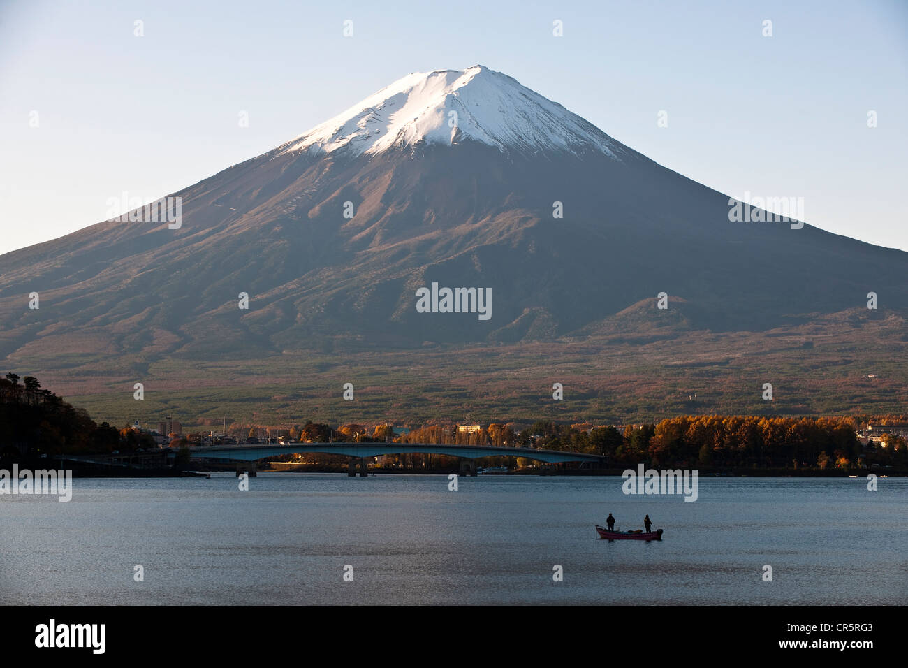 Japan, Insel Honshu, Mount Fuji Region, Kawaguchi-See mit dem Fujisan (3776m) im Hintergrund Stockfoto