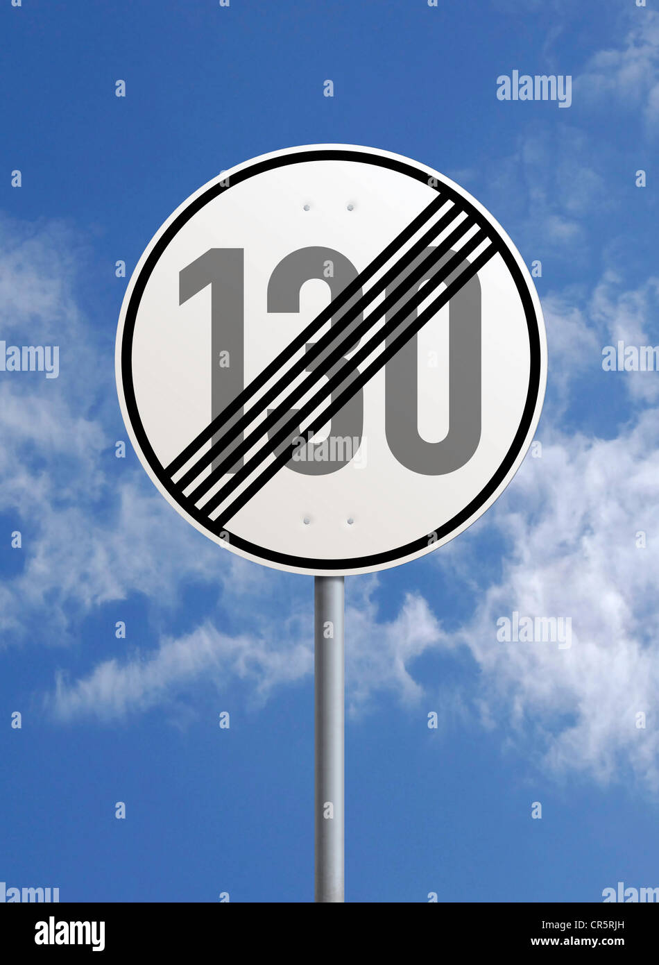 Verkehrszeichen zum Jahresende ein 130 km h-Zone vor blauem Himmel Stockfoto