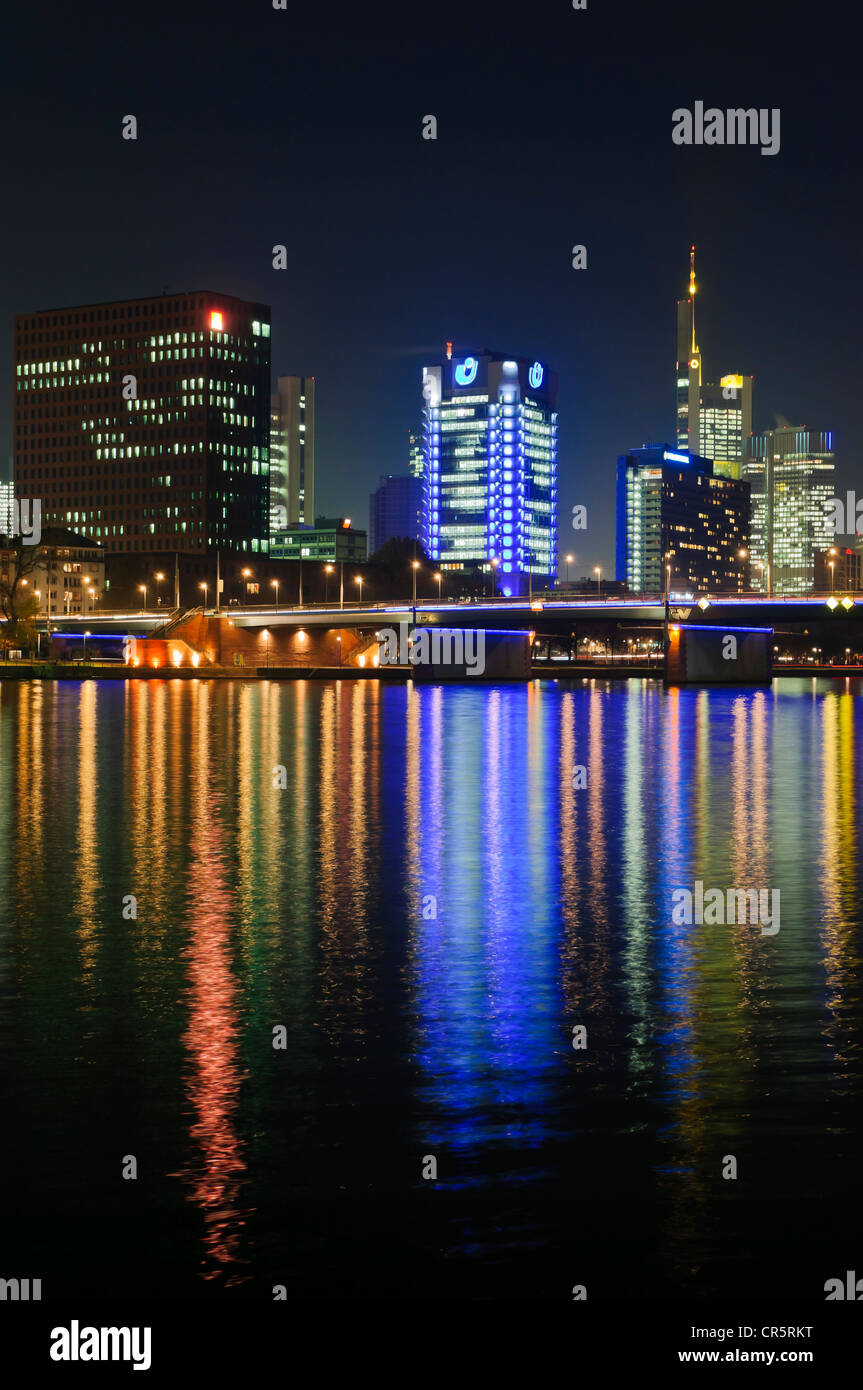 Blick auf die Frankfurter Skyline mit blau leuchtender Union Investment Gebäude, gelb beleuchtet Commerzbank-Tower, Hauptsitz der IG Metall, Stockfoto