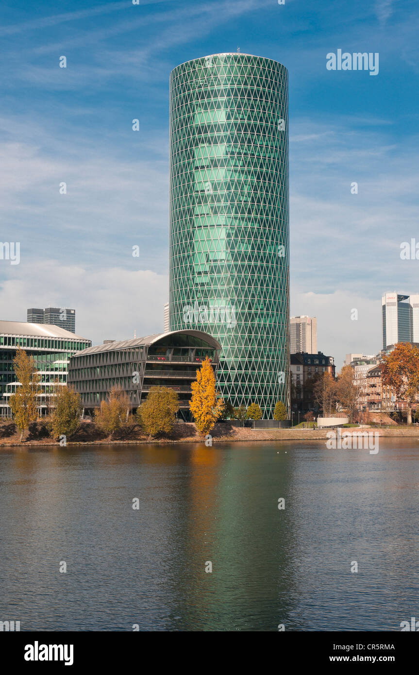 Westhafen Tower, Hochhaus in Frankfurt am Main Spitznamen "Das Gerippte", ähnelt die Struktur eines typischen Apfelwein Glas Stockfoto