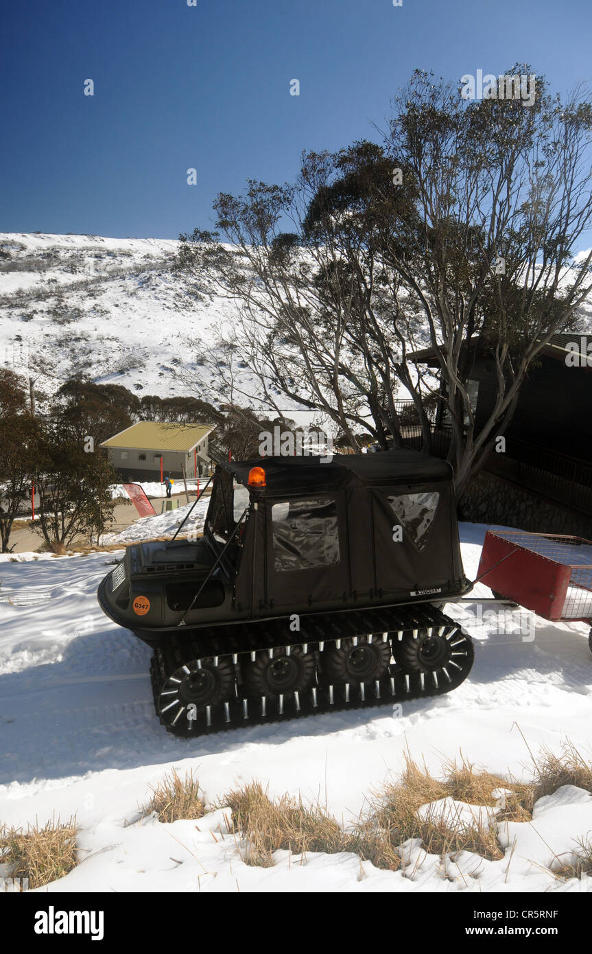 Schneemobil-Fahrzeug mit Raupenketten, Guthega, Kosciuszko-Nationalpark, New South Wales, Australien. Keine PR Stockfoto