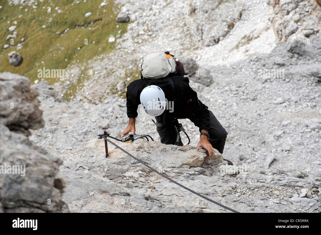 Bergsteiger Erklimmen einer steilen Felswand, Piz Boe, Dolomiten, Südtirol, Italien, Europa Stockfoto