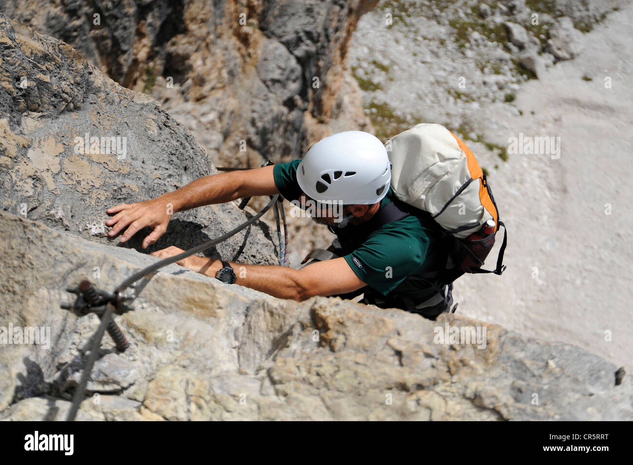 Bergsteiger Erklimmen einer steilen Felswand, Piz Boe, Dolomiten, Südtirol, Italien, Europa Stockfoto