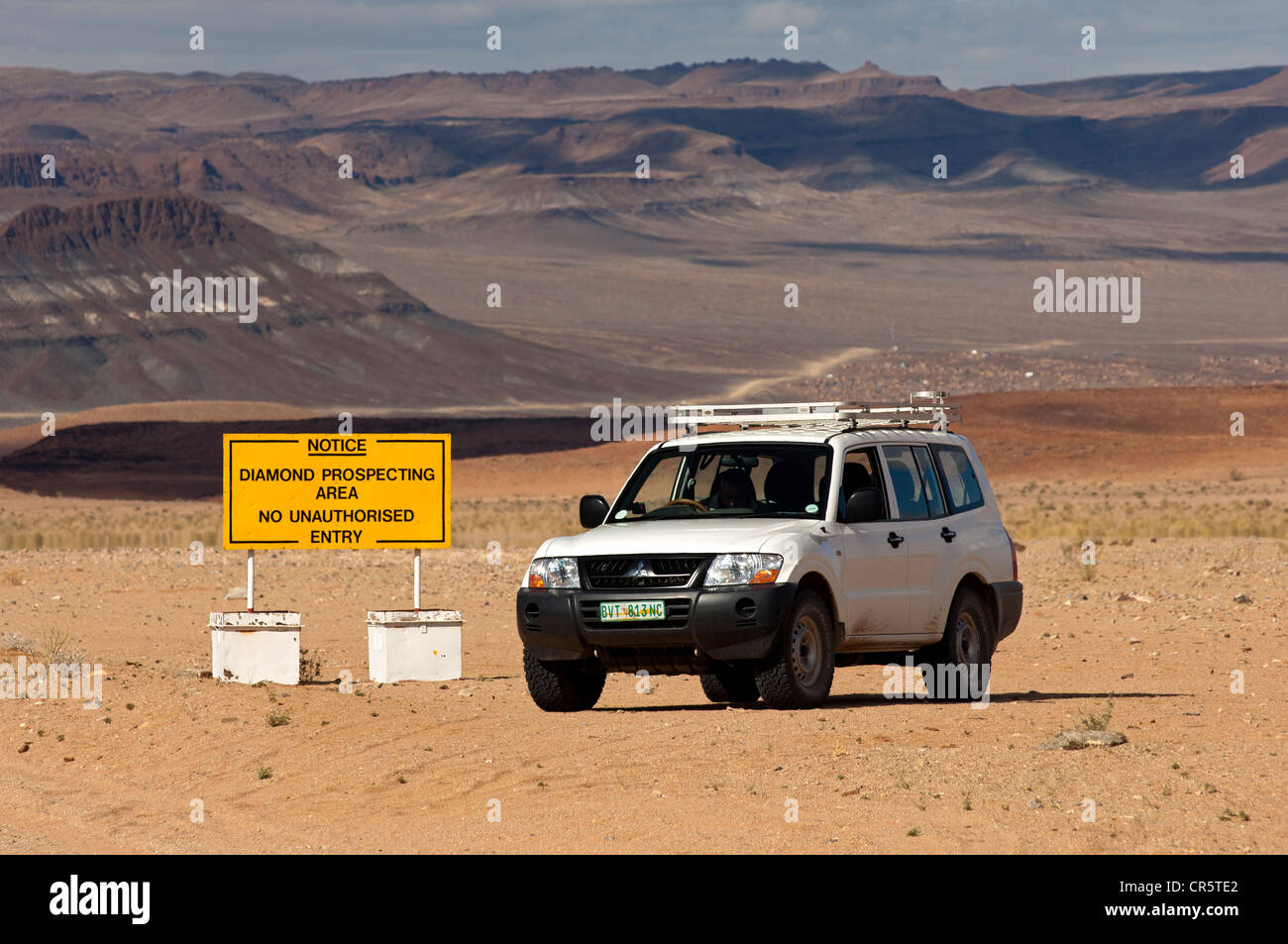 Off-Road-Fahrzeug an den Access Point eine Diamant-Bergbau-Zone im Grenzgebiet zwischen Südafrika und Namibia, hinten Stockfoto