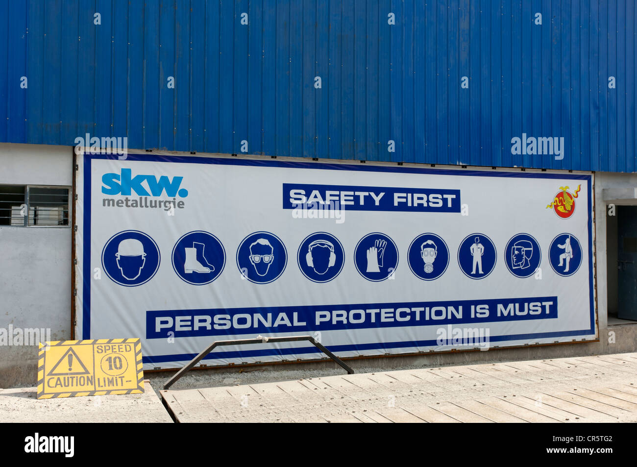 Sicherheitszeichen ein Joint venture mit der deutschen Spezialchemie-Unternehmen SKW Metallurgie in der industriellen Zone von Pasakha in der Nähe Stockfoto