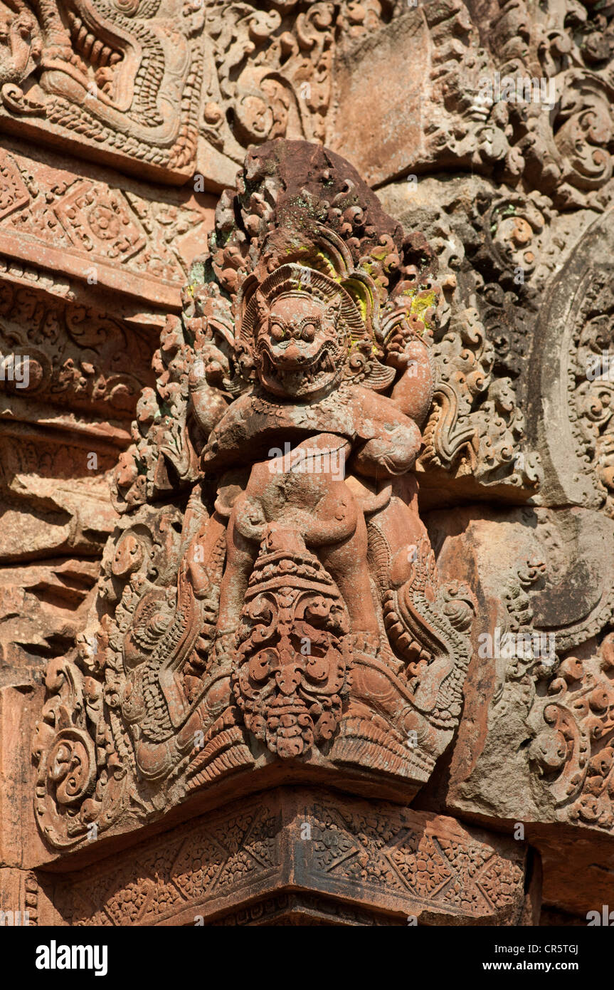 Mythologische Gestalt mit einem erschreckenden Gesicht, Hüterin des inneren Schreins, Banteay Srei Tempel, Citadel of Women, Angkor Stockfoto