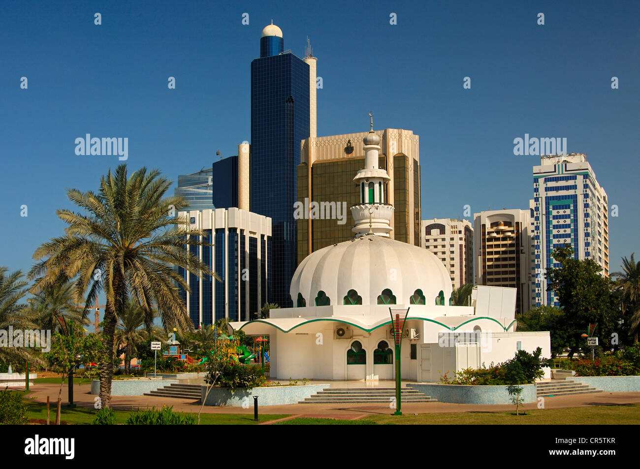 Moderne Moschee vor Wolkenkratzer in Abu Dhabi, Vereinigte Arabische Emirate, Naher Osten Stockfoto