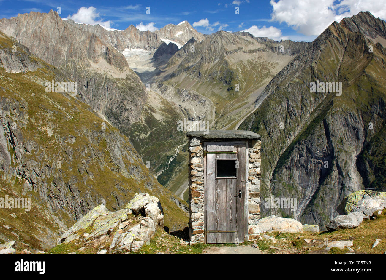WC-Haus mit der besten Aussicht in die Schweizer Alpen, Wiwanni-Hütte, Ausserberg Berg, Wallis, Schweiz, Europa Stockfoto
