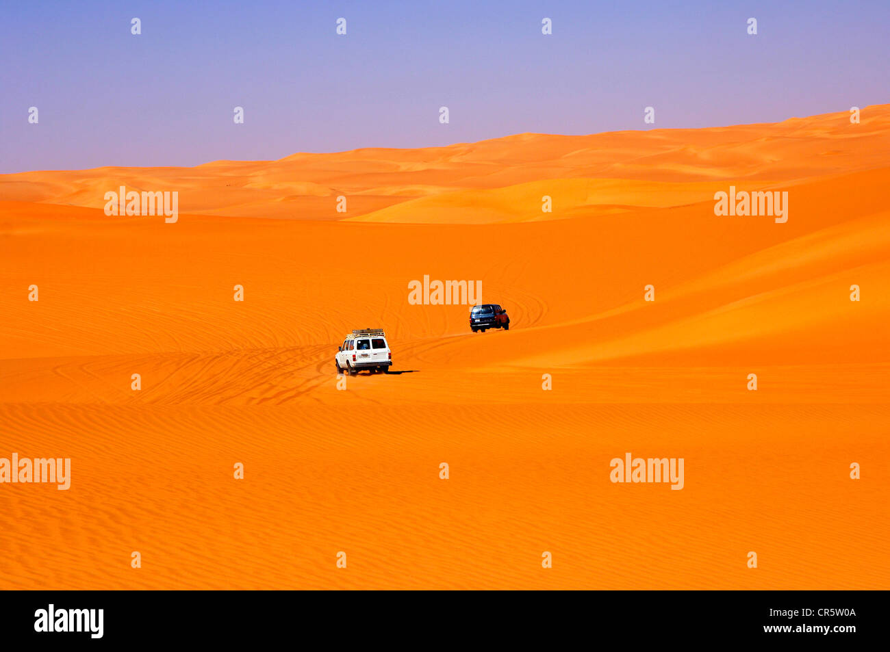 Off-Road-Fahrzeuge fahren in den Dünen am Ubari Sandmeer, Sahara, Libyen, Afrika Stockfoto