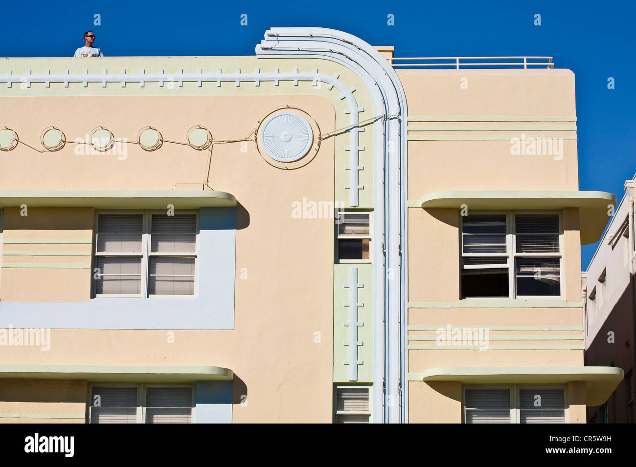 USA, Florida, Miami Beach, South Beach, Ocean Drive, Art-Deco-Fassade des Crescent Hotel erbaut im Jahre 1938 Stockfoto