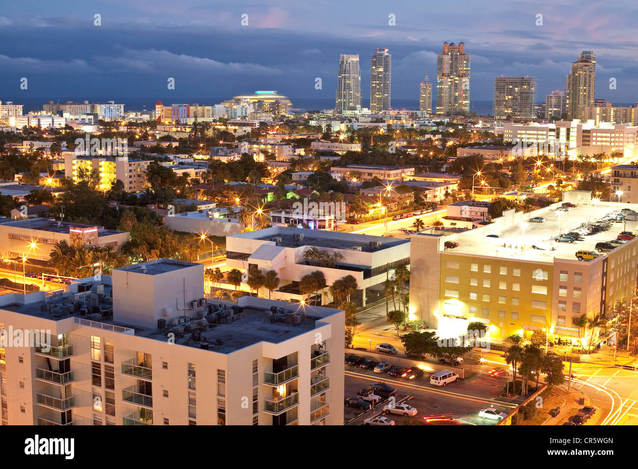 USA, Florida, Miami, Blick über South Beach und den Atlantischen Ozean bei Einbruch der Dunkelheit Stockfoto