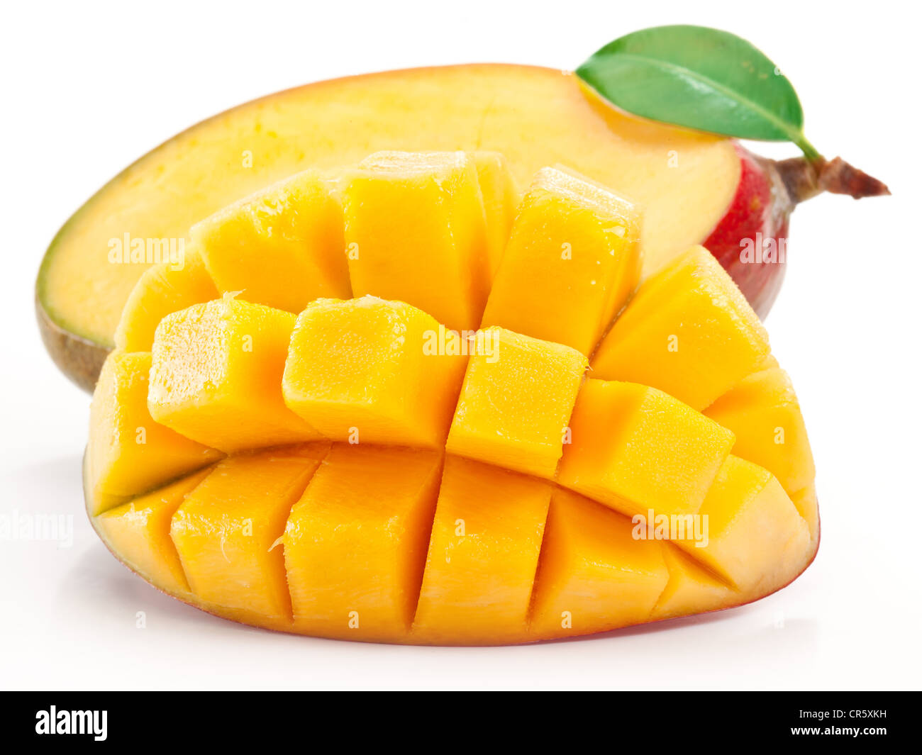 Mango mit Scheiben auf einem weißen Hintergrund. Stockfoto