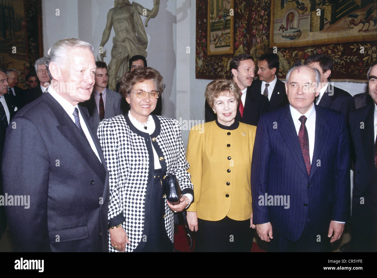 Mikhail Gorbatschow, * 2.3.1931, Sowjetrepolitiker (KPdSU), Besuch in Bayern, 6. - 8.3.1992, Gruppenbild mit dem bayerischen Regierungspräsidenten Max Streibl und seiner Frau Irmgard, Gorbatschows Frau Raisa und dem deutschen Bundesfinanzminister Theodor "Theo" Waigel in München, Stockfoto