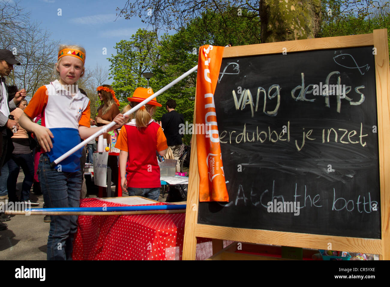 Kinder tragen orange organisieren Spiele im Vondelpark Amsterdam am Königinnentag Stockfoto