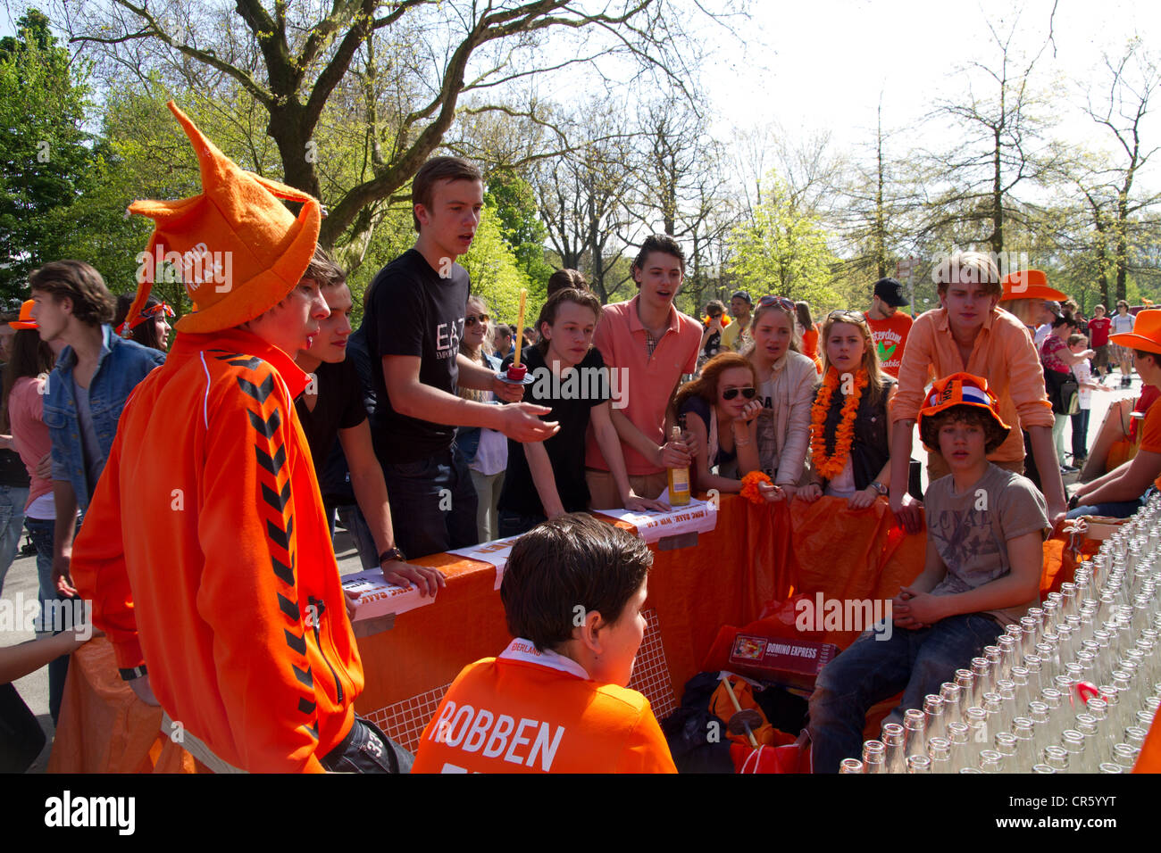 Kinder tragen orange organisieren Spiele im Vondelpark Amsterdam am Königinnentag Stockfoto