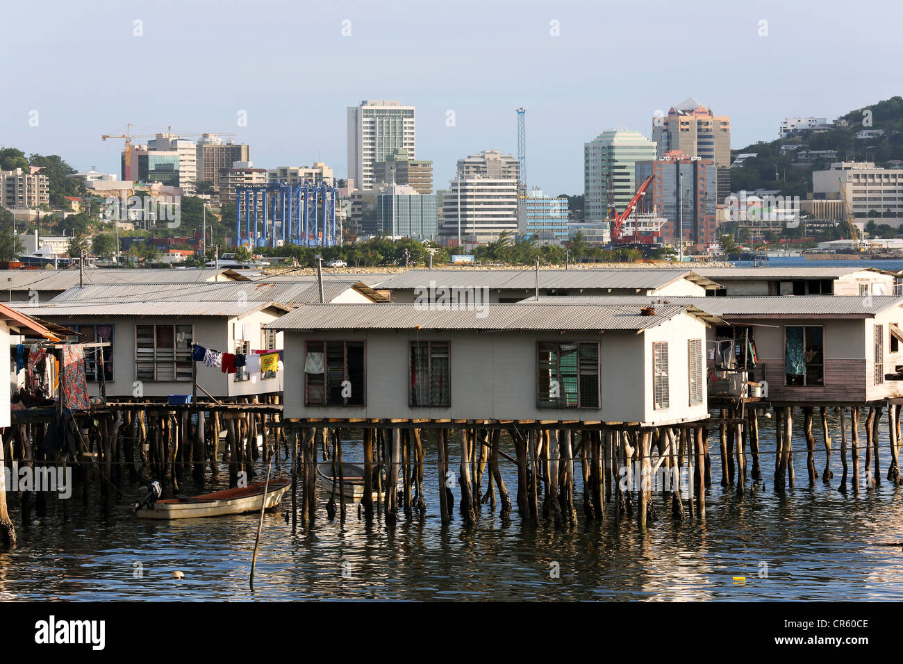 Häuser auf Stelzen, die Skyline von Port Moresby, der Hauptstadt Papua Neuguinea Stockfoto