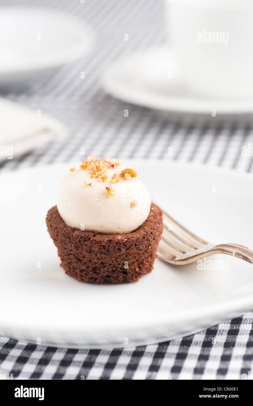 Kuchen auf einem Teller mit Gabel Stockfoto