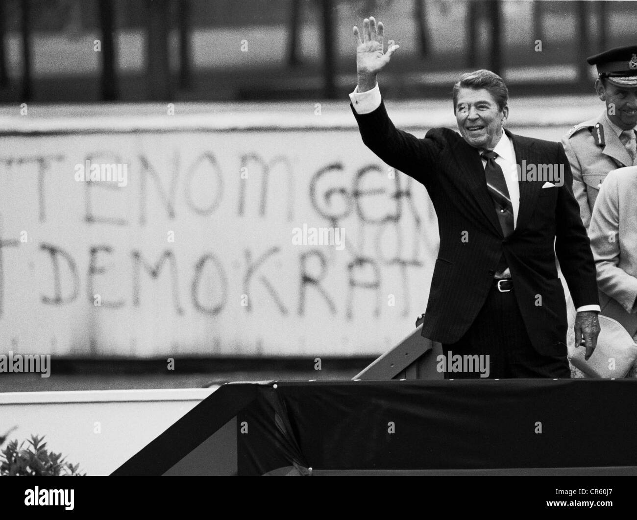 Reagan, Ronald, 6.2.1911 - 5.6.2004, US-amerikanischer Schauspieler und Politiker (Republikaner), Präsident der Vereinigten Staaten, halbe Länge, stehend am Brandenburger Tor, Berlin, Deutschland, 12.6.1987, Stockfoto