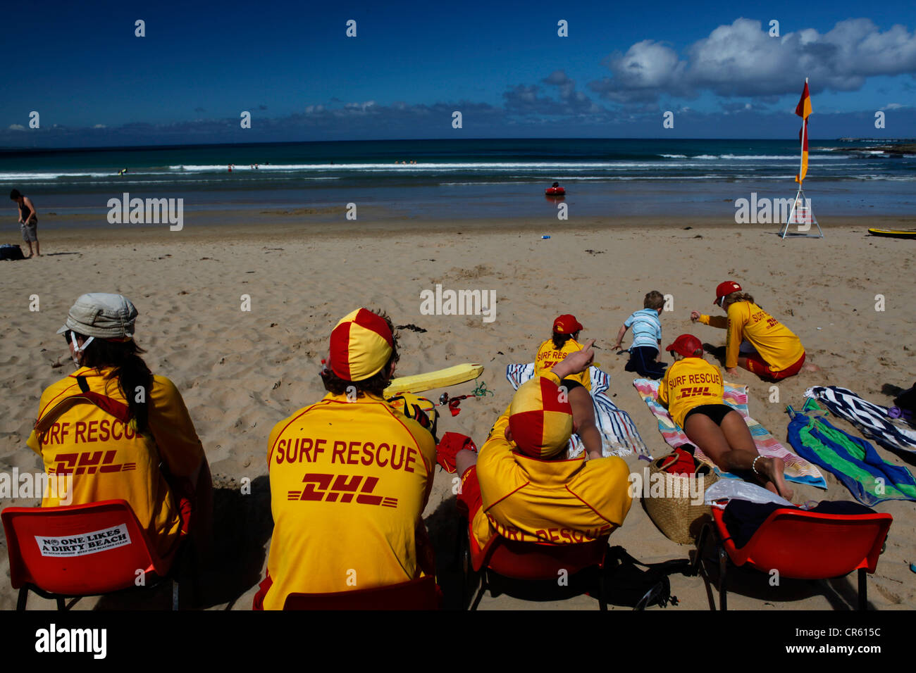 Australien, Victoria, Lorne auf der Great Ocean Road, Rettungsschwimmer auf dem Meer beobachten am Strand Stockfoto